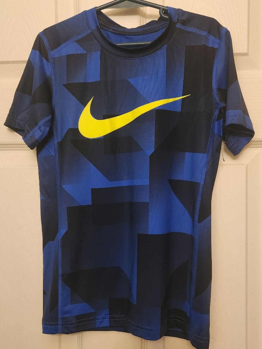 NWOT Nike Boys Dri-FIT Geometric Graphic Tee- Size Youth Small